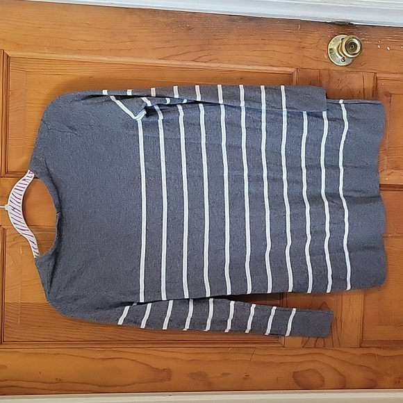 Women's size sp old navy light sweater. Gray with white stripes - Picture 3 of 4